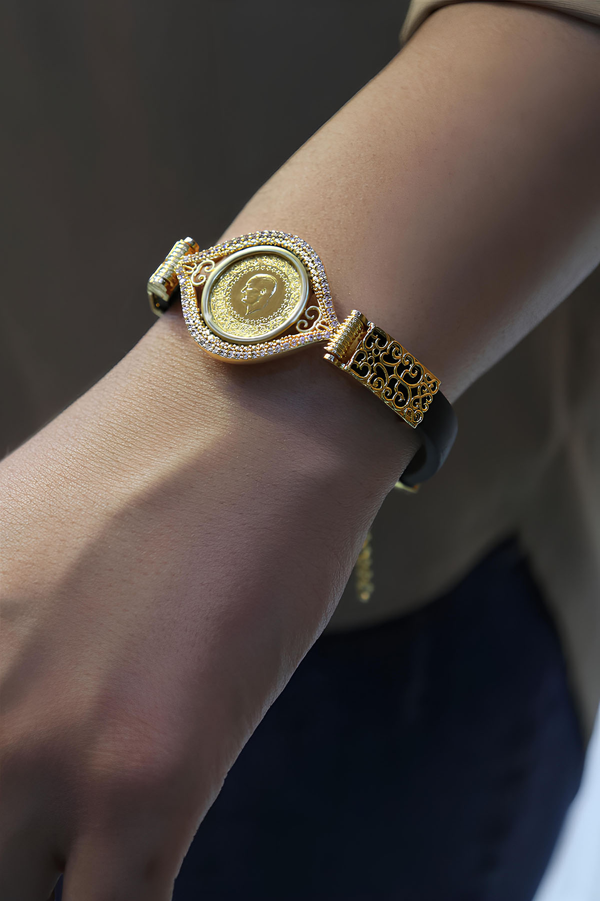 22 Ayar Çeyrek Altınlı Kauçuk Kordonlu Bileklik 22 Ayar Çeyrek Altınlı Kauçuk Kordonlu Bileklik